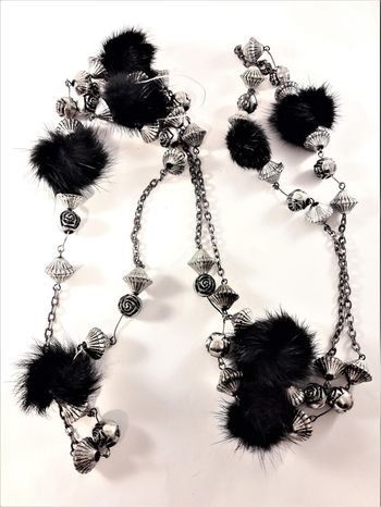 Långt halsband med silverfärgade detaljer och päls