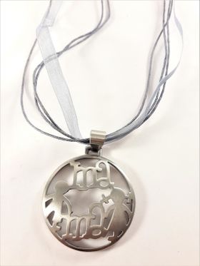 Halsband med hänge "Mama" i grå och silverfärg