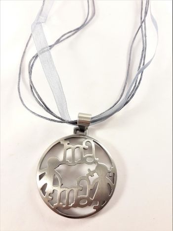 Halsband med hänge "Mama" i grå och silverfärg