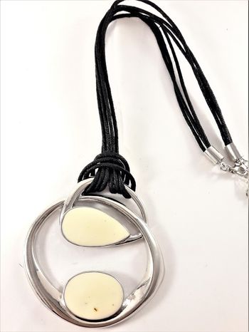 Halsband med hänge i silverfärg och vitt