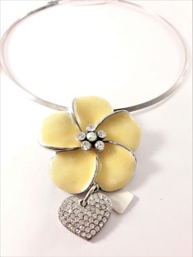 Stelt halsband med vit blomma och hjärta med strass