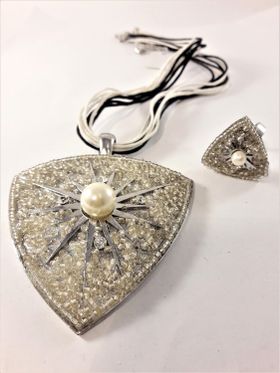 Set med halsband och ring, i vitt med strass och pärlor