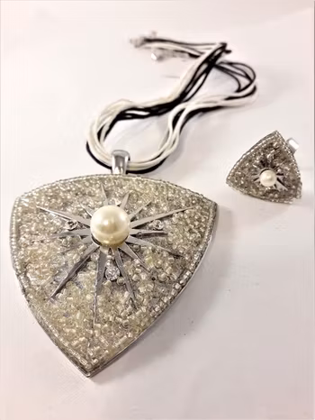 Set med halsband och ring, i vitt med strass och pärlor