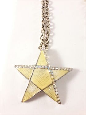 Halsband med stjärna och strass som hänge