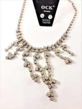 Glittrande halsband och örhänge i ett set