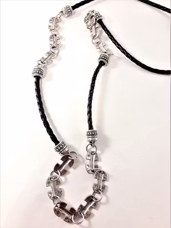Halsband med detaljer i silverfärg och svart