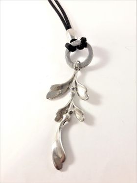 Halsband Svart med Eklöv Hänge Silverfärg