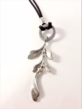 Halsband Svart med Eklöv Hänge Silverfärg