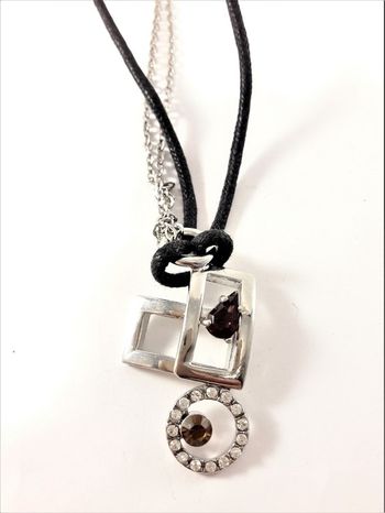 Halsband i svart med silverfärgade detaljer och strass