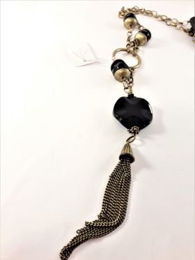 Halsband med detaljer i svart och guldfärg