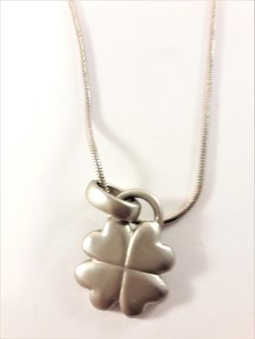 Halsband med blomma i silverfärg