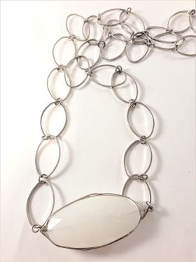 Halsband med silverfärgade ovala länkar med vitt ovalt hänge