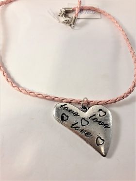 Flätat halsband med hjärta i rosa