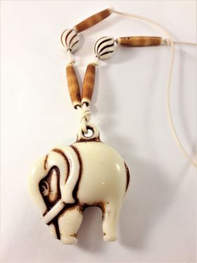 Roligt halsband med elefant