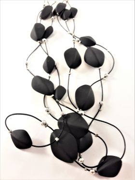 Flerradigt halsband med gummidetaljer i svart