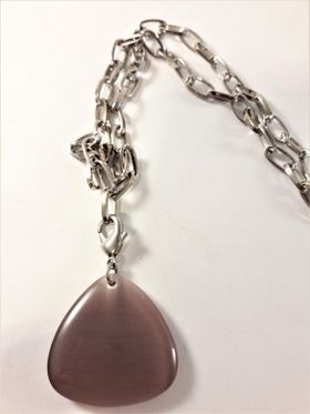 Halsband i silverfärg med trekantigt hänge i lila