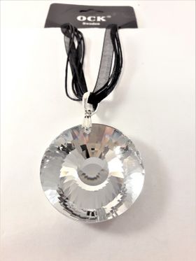 Halsband med stor vit sten som hänge