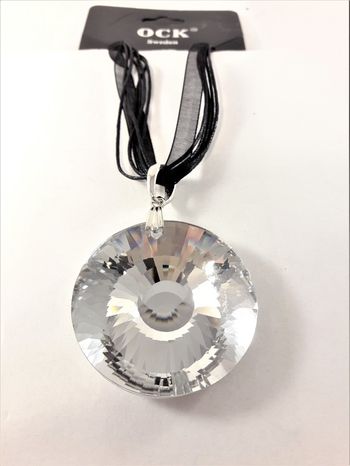 Halsband med stor vit sten som hänge