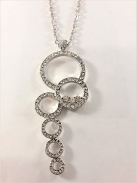 Halsband med hänge med ringar och glittrande strass