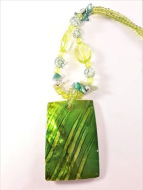 Halsband med gröna detaljer och snäckskal