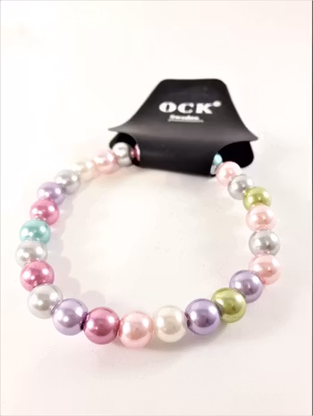 Enkelt armband med pärlor i pastell