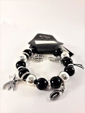 Armband i svart och silverfärg med söta berlocker