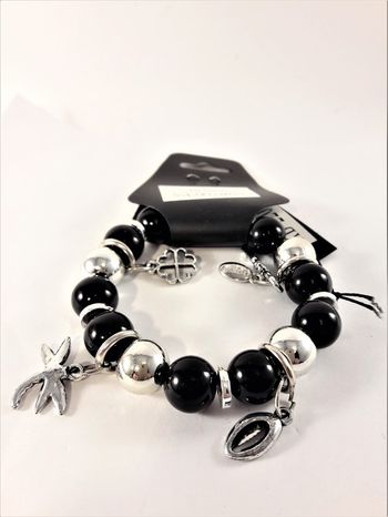 Armband i svart och silverfärg med söta berlocker