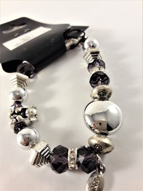 Armband med Pärlor Lila och Söta Slverfärgade Berlocker