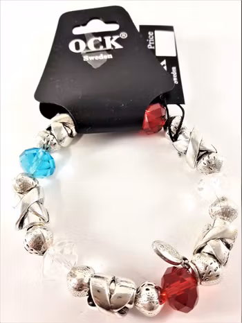 Armband med Pärlor Grön och Röd och Slverfärgade Detaljer