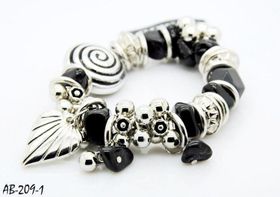 Armband med fina Detaljer Svart och Silverfärg