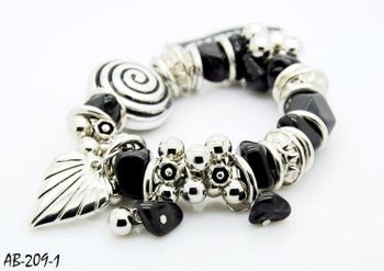 Armband med fina Detaljer Svart och Silverfärg