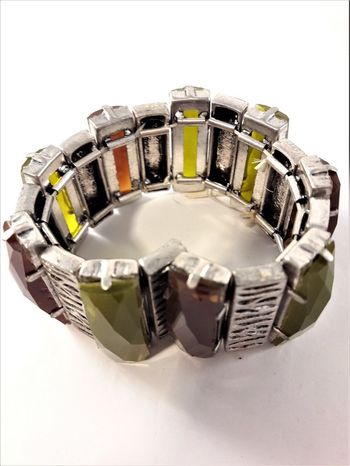 Brett Armband Grön och Röd med Silverfärgade Detaljer