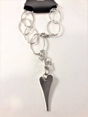 Armband med smala silverfärgade länkar och hjärta som berlock