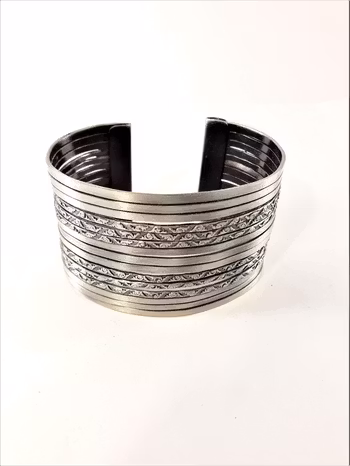 Genombrutet Stelt Armband Silverfärg