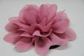 Hårsnodd, rosa färg, med snodd och broschnål