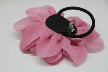 Hårsnodd, rosa färg, med snodd och broschnål