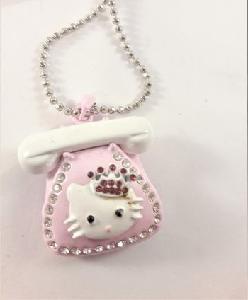 Halskedja med Hello Kitty och rosa telefon