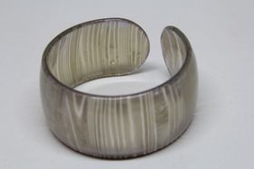 Stelt, lilafärgat, brett armband i acryl med mönster