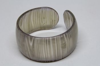 Stelt, lilafärgat, brett armband i acryl med mönster