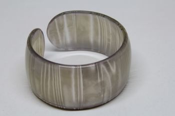 Stelt, lilafärgat, brett armband i acryl med mönster