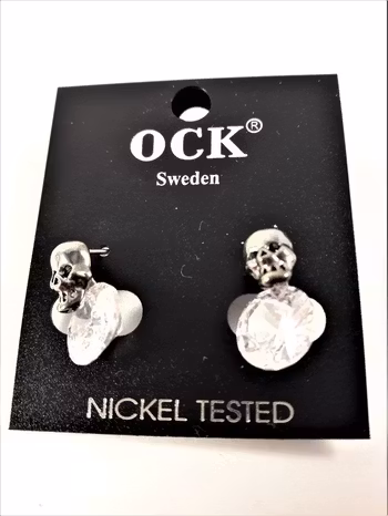 Örhängen med döskallar och gnistrande sten