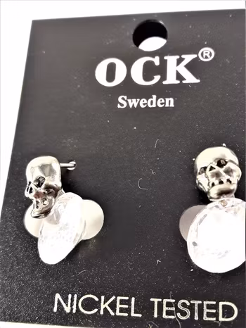Örhängen med döskallar och gnistrande sten