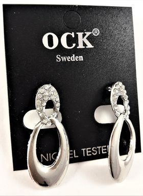 Örhängen med silverfärgade och strassprydda ovaler, ljus