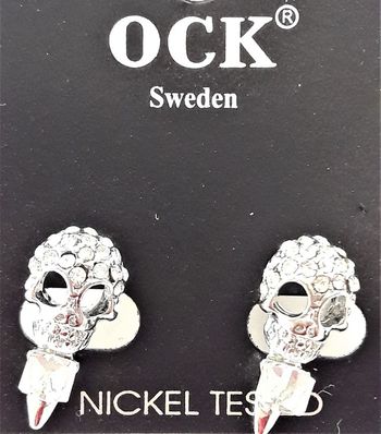 Örhänge med gnistrande vit dödskalle