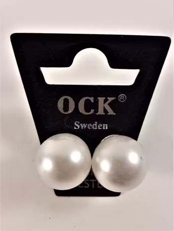 Örhängen med vit pärla