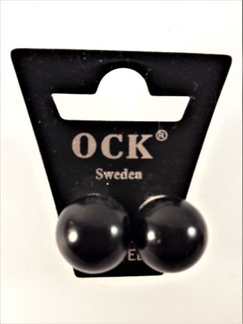 Örhängen med svart pärla