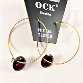 Örhängen med guldfärgad ring och röda detaljer