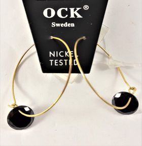 Örhängen med guldfärgad ring och svarta detaljer