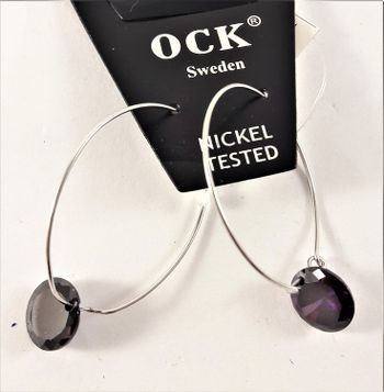 Örhängen med silverfärgad ring och lila detaljer