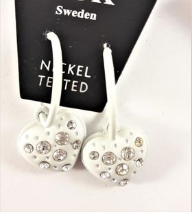 Örhänge med vita hjärtan och vit strass